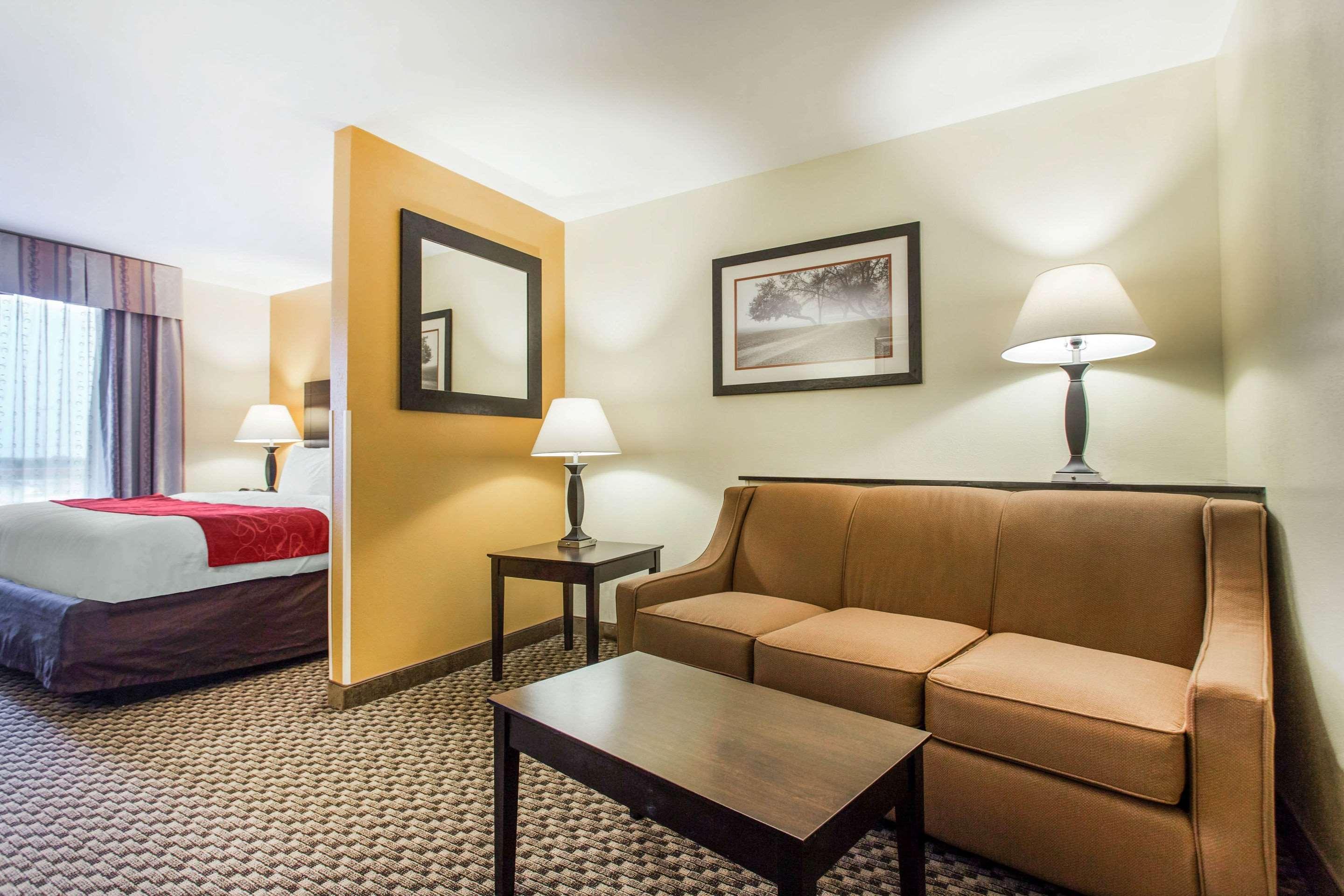 Comfort Suites Clinton Near Presbyterian College Екстер'єр фото