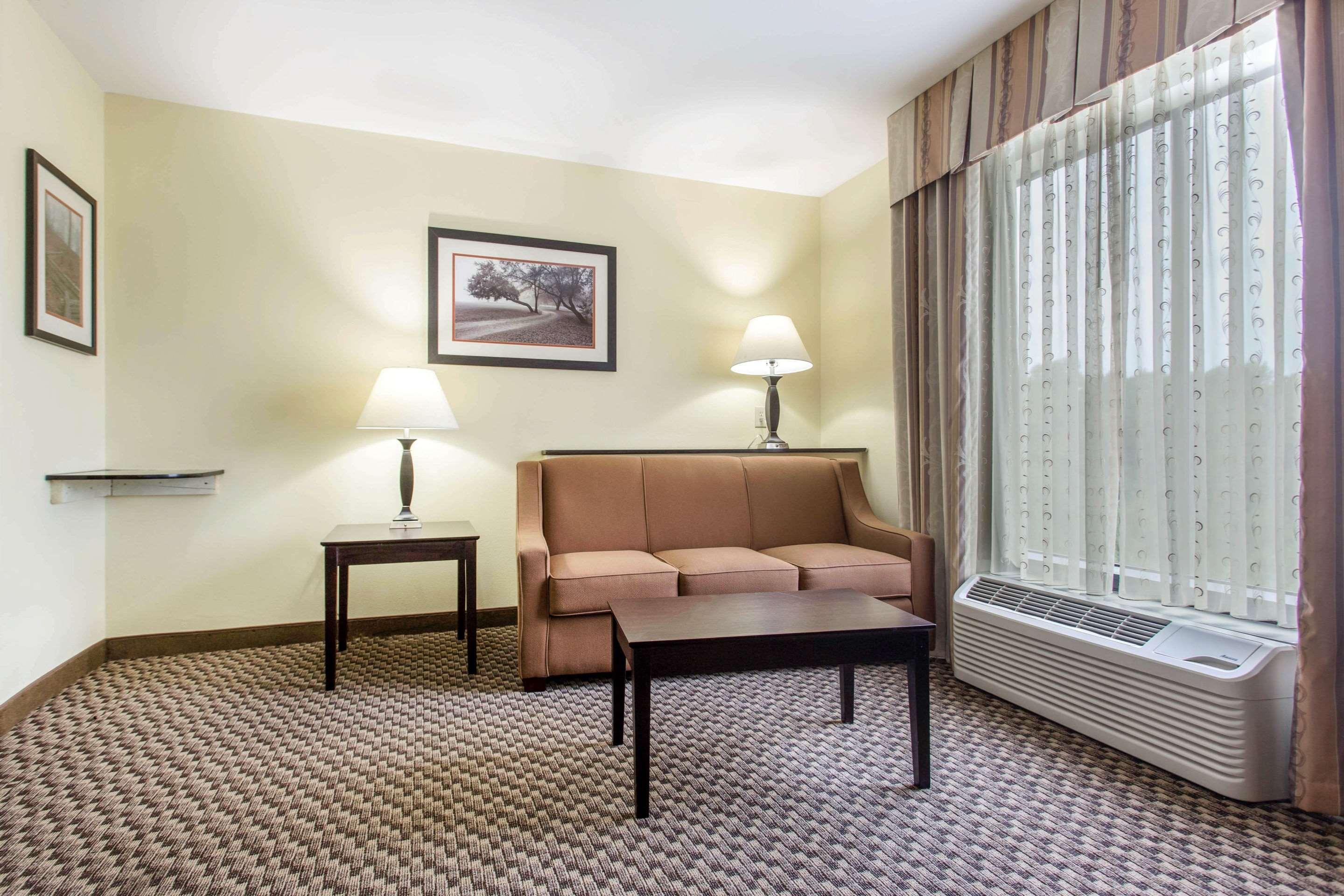Comfort Suites Clinton Near Presbyterian College Екстер'єр фото
