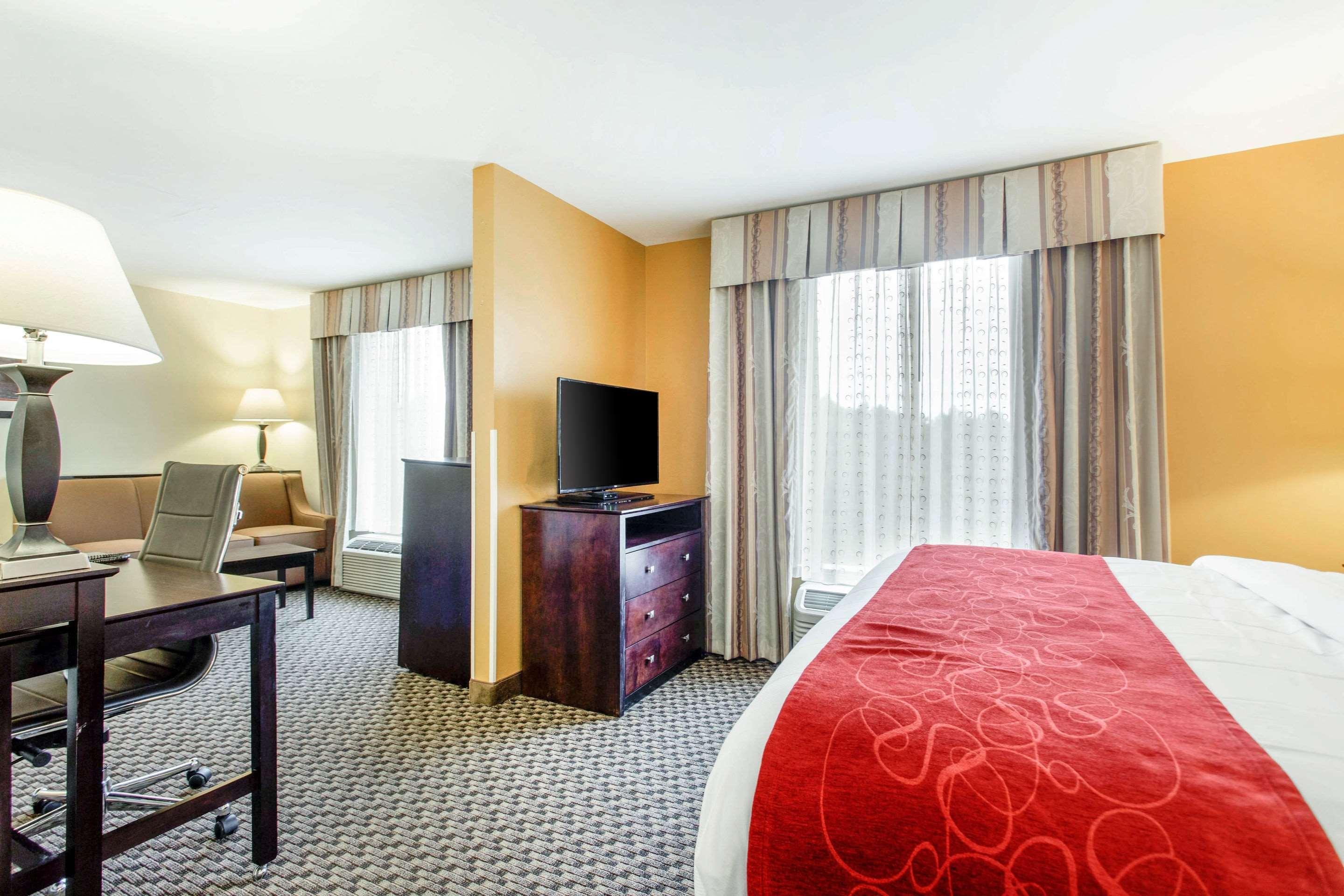Comfort Suites Clinton Near Presbyterian College Екстер'єр фото