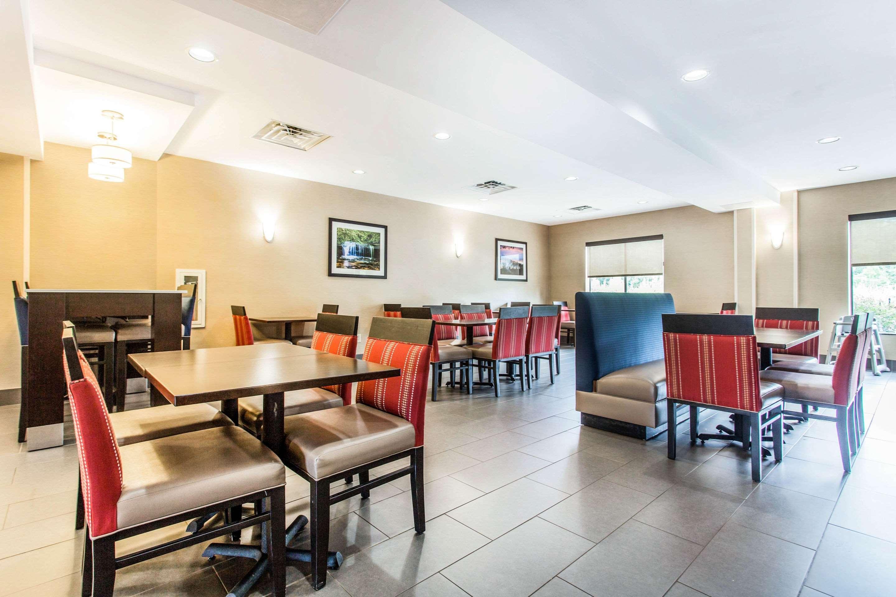 Comfort Suites Clinton Near Presbyterian College Екстер'єр фото