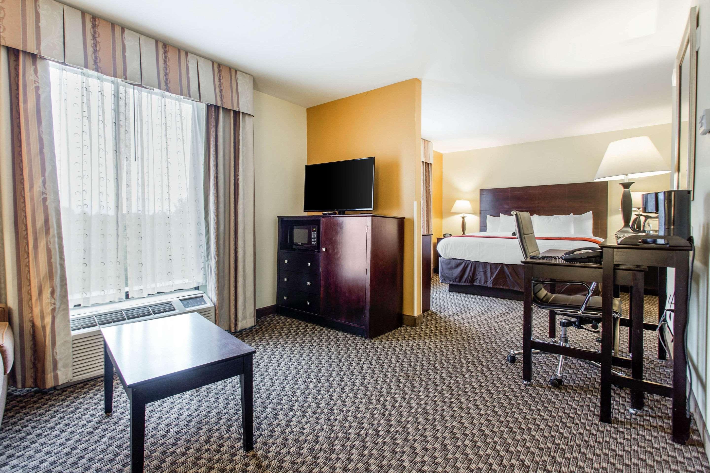 Comfort Suites Clinton Near Presbyterian College Екстер'єр фото