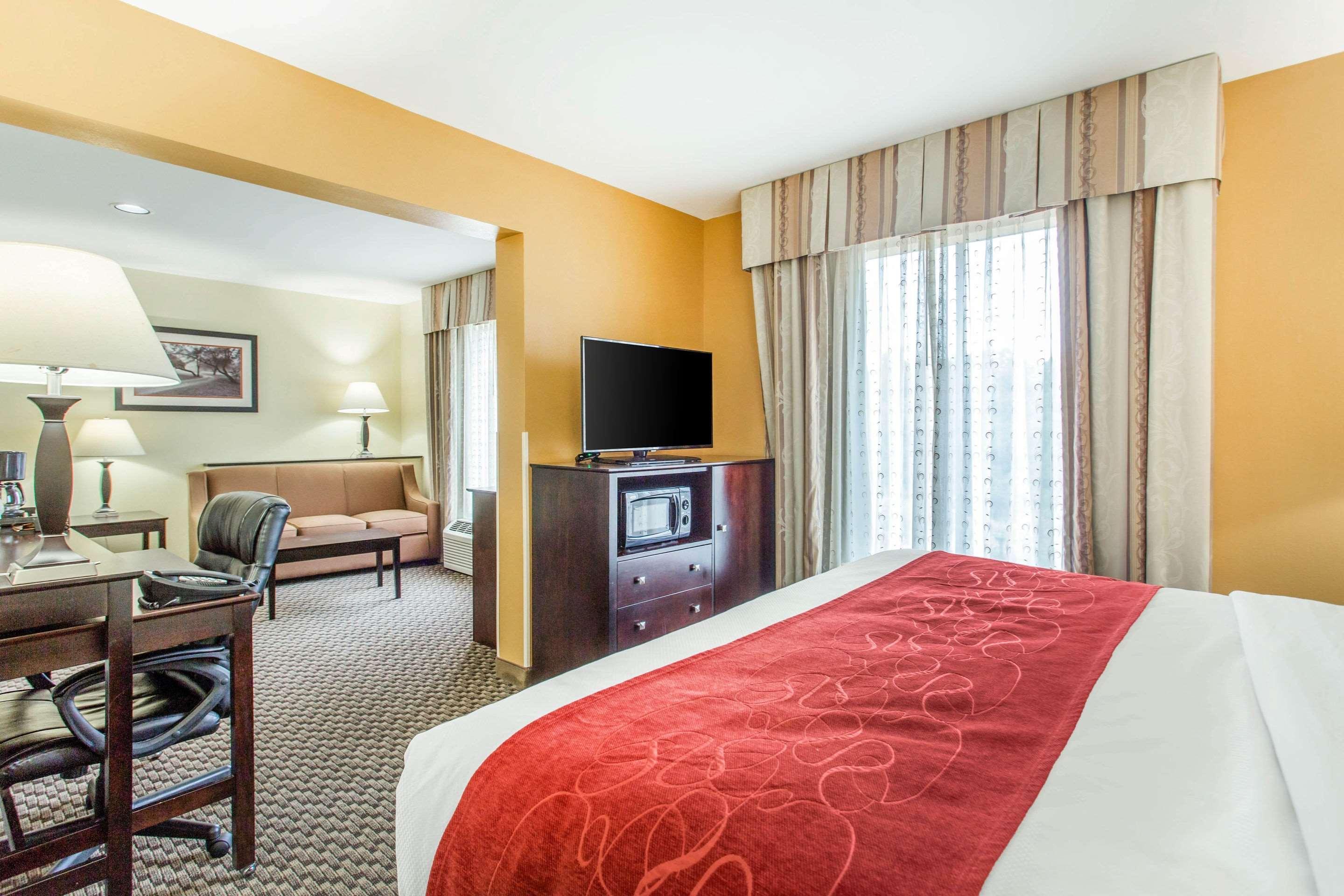 Comfort Suites Clinton Near Presbyterian College Екстер'єр фото