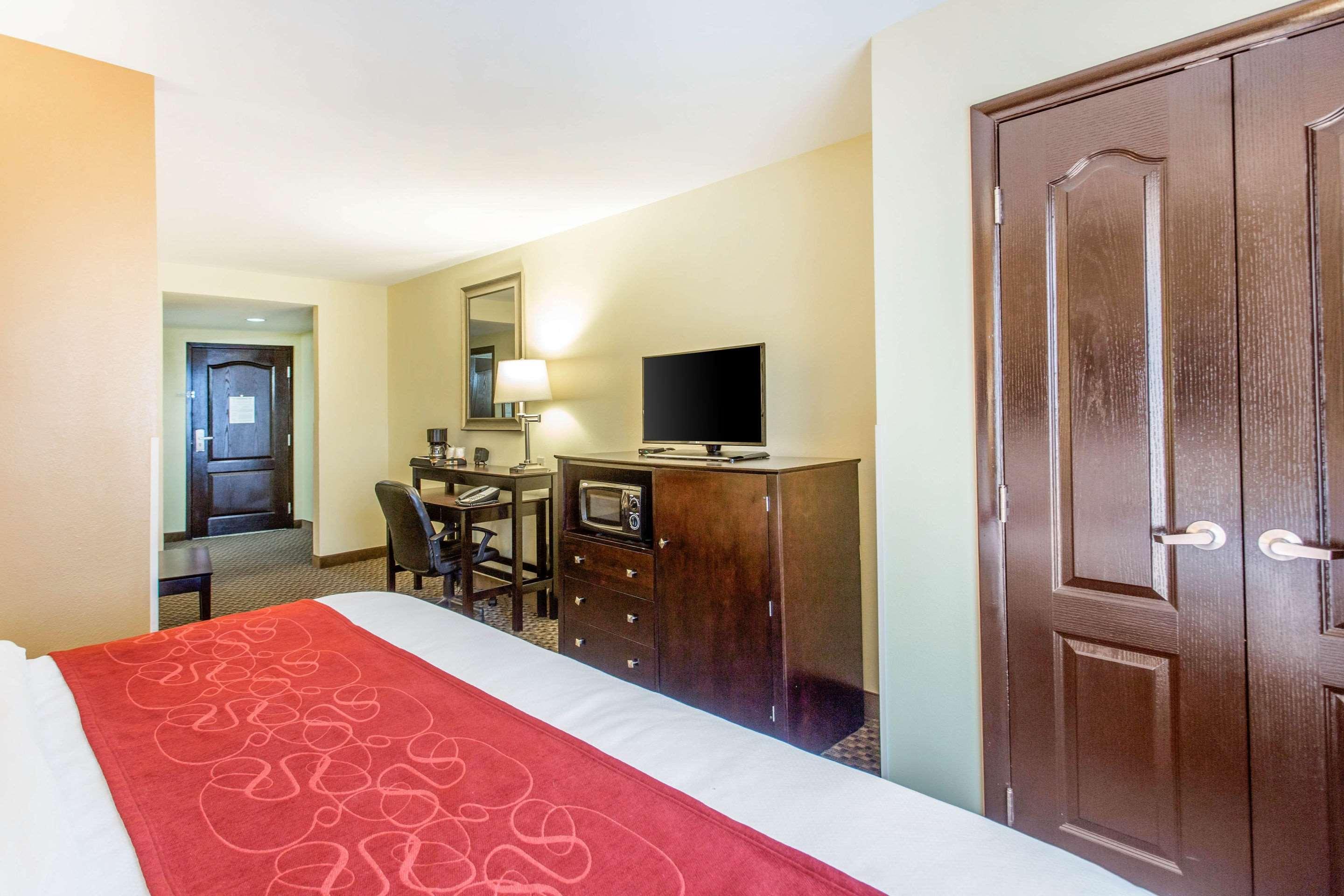 Comfort Suites Clinton Near Presbyterian College Екстер'єр фото