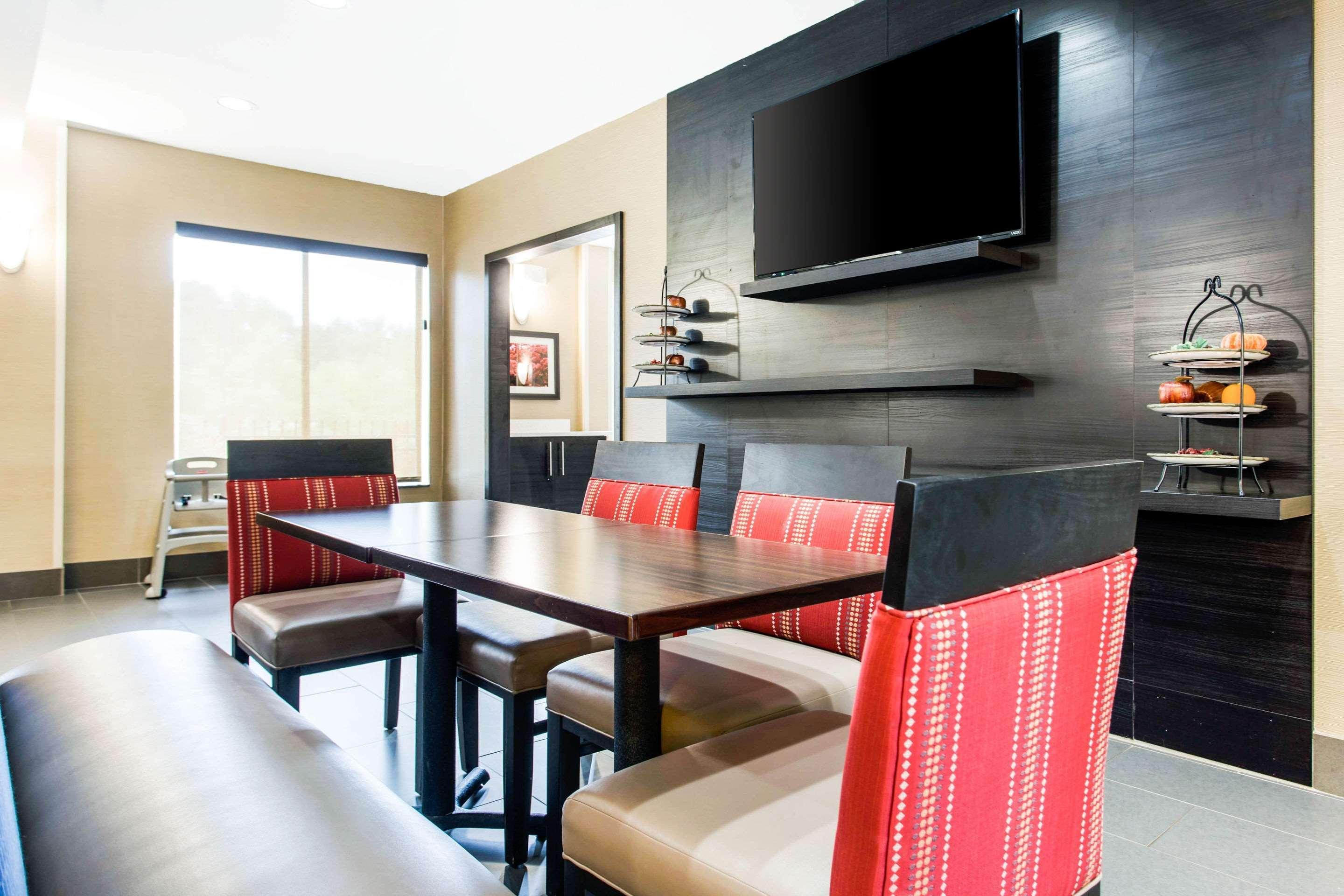 Comfort Suites Clinton Near Presbyterian College Екстер'єр фото