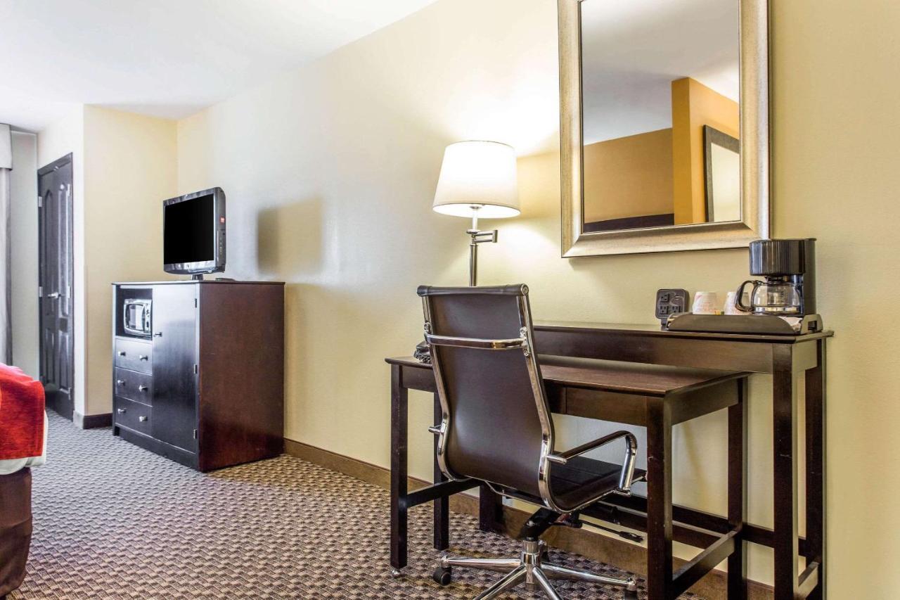 Comfort Suites Clinton Near Presbyterian College Екстер'єр фото