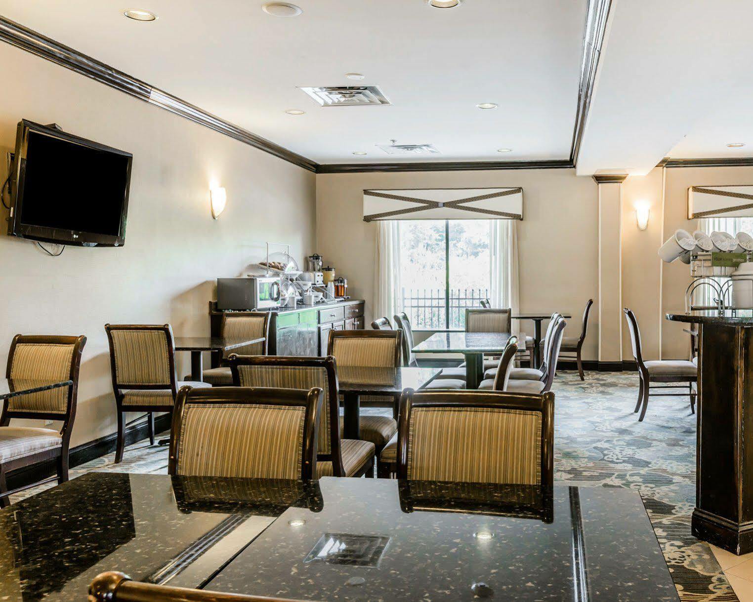 Comfort Suites Clinton Near Presbyterian College Екстер'єр фото