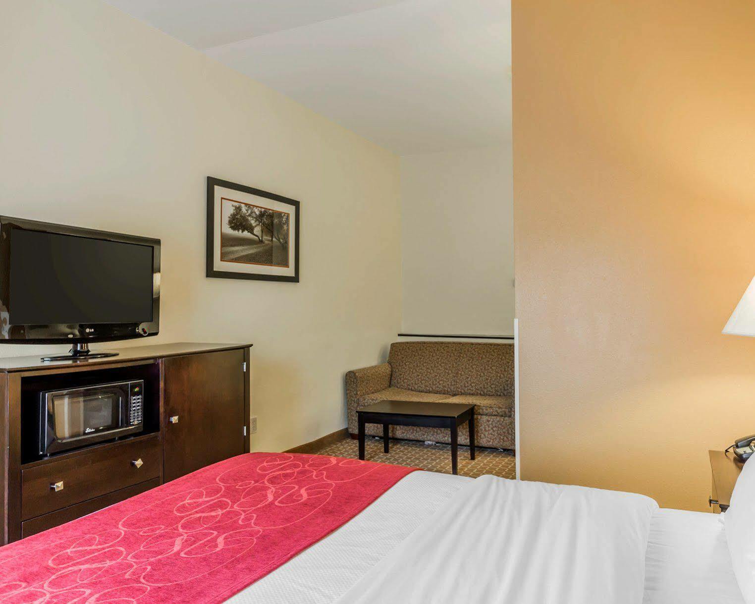 Comfort Suites Clinton Near Presbyterian College Екстер'єр фото