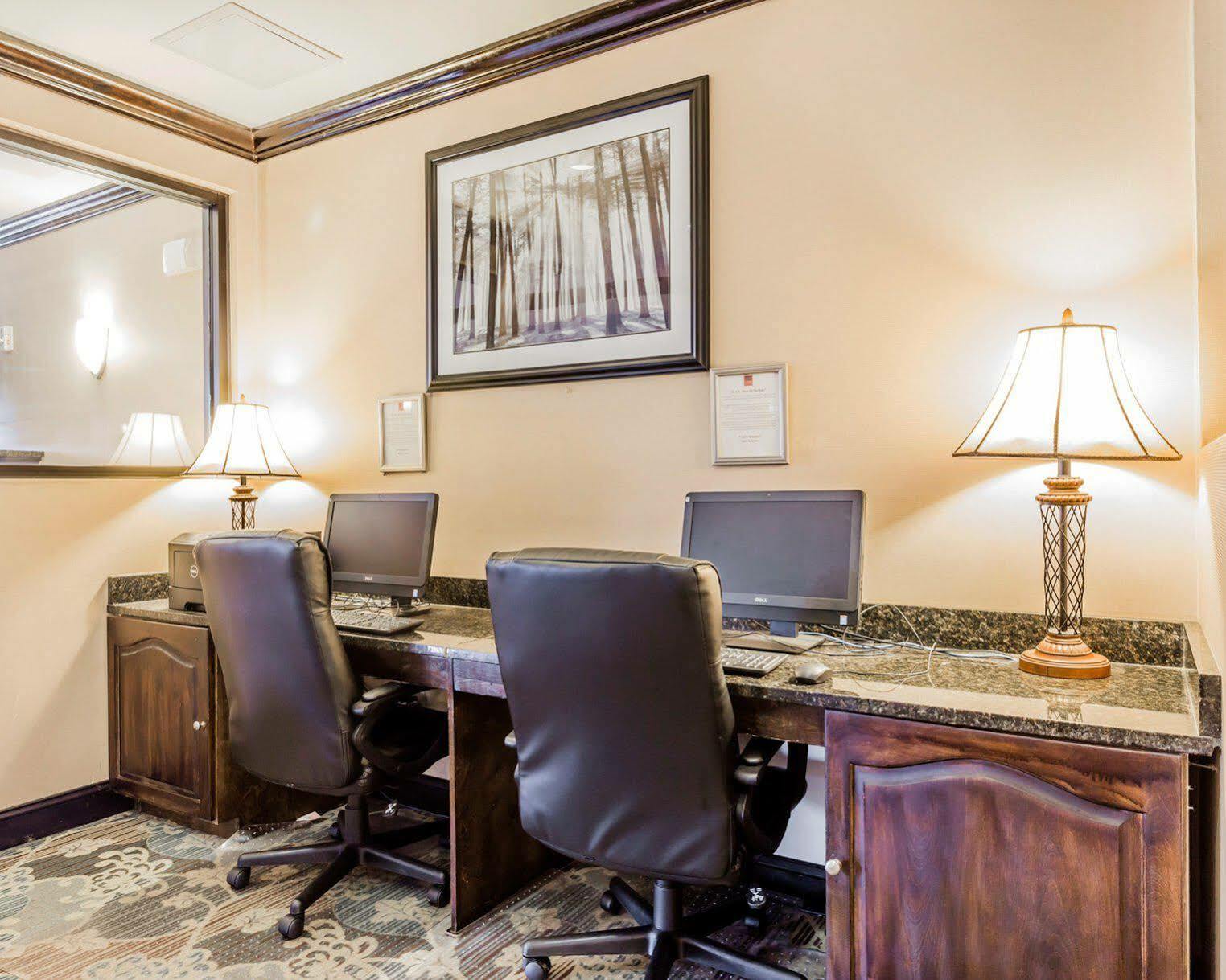 Comfort Suites Clinton Near Presbyterian College Екстер'єр фото